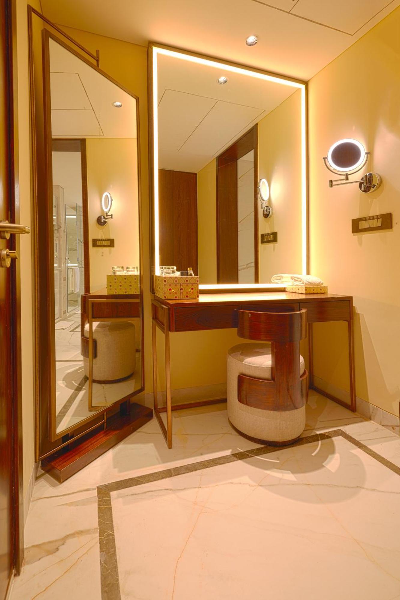 ทัช บังกะลอร์ Hotel Devanahalli ภายนอก รูปภาพ A dressing table