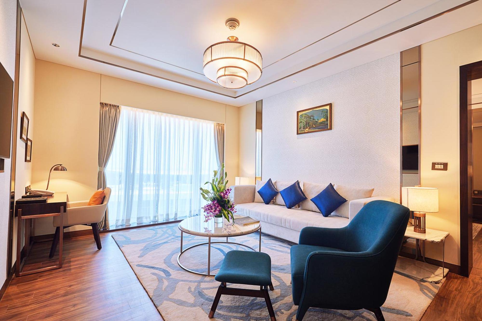 ทัช บังกะลอร์ Hotel Devanahalli ภายนอก รูปภาพ Living room of a suite at the hotel